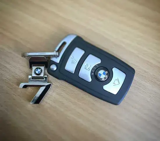 Jak naładować kluczyk BMW E90 i uniknąć problemów z baterią