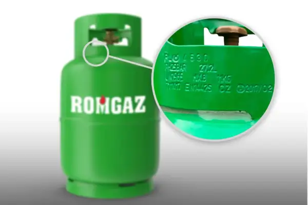 Zielona butla LPG z zaznaczonym na powiększeniu fragmentem z datą produkcji.
