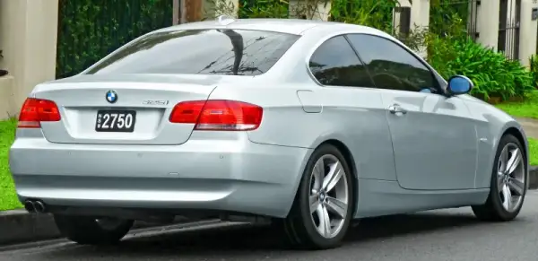 Ile pali bmw e90 2.0 benzyna? Sprawdź realne zużycie paliwa